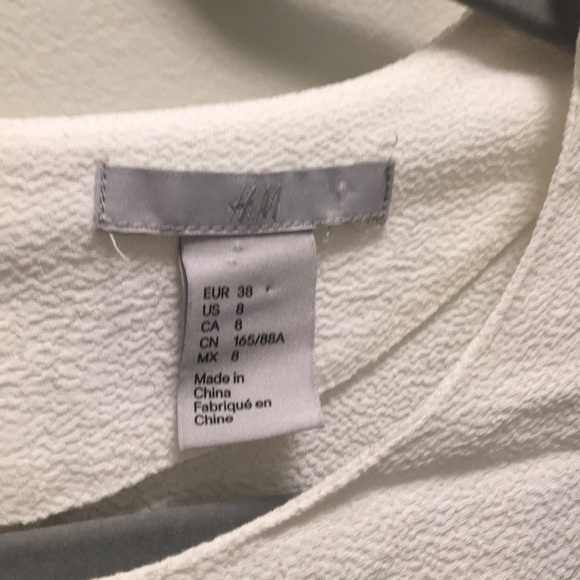 H&M crepe like blouse with gold zipper - Picture 2 of 4